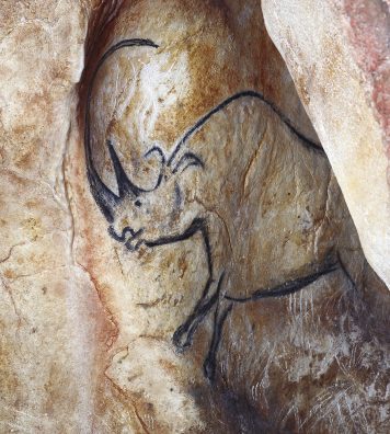 Caverne du Pont d’Arc, réplique de la Grotte Chauvet, France. Rhinocéros sortant de la paroi.