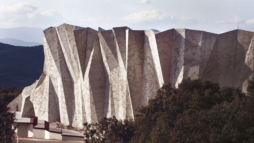 Caverne du Pont d’Arc, réplique de la Grotte Chauvet. Enveloppe architecturale vue de l’extérieur.