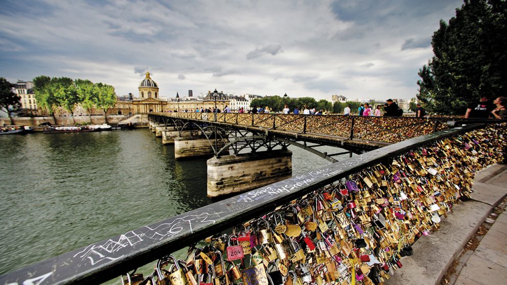 Le succès des romans sentimentaux. Les lecteurs de romans à l’eau de rose ne veulent pas être surpris, ils ne désirent qu’être convaincus que l’amour idéal n’est pas impossible.