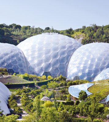 Eden Project, Cornouailles. Installés au cœur d’une ancienne carrière, les deux biomes imaginés par Sir Nicholas Grimshaw abritent des espèces végétales tropicales et méditerranéennes.