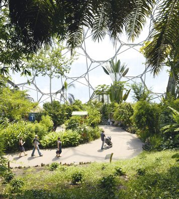 Eden Project, Cornouailles. Installés au cœur d’une ancienne carrière, les deux biomes imaginés par Sir Nicholas Grimshaw abritent des espèces végétales tropicales et méditerranéennes.