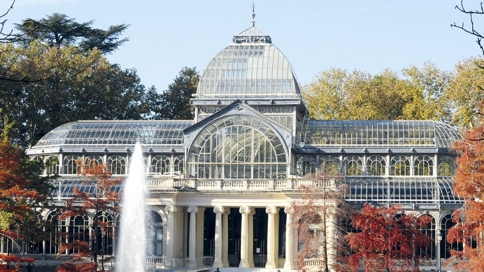 Le Palacio de cristal de Madrid. Situé dans le parc du Retiro à Madrid, il a été réalisé dans les années 1880 comme un jardin d’hiver.