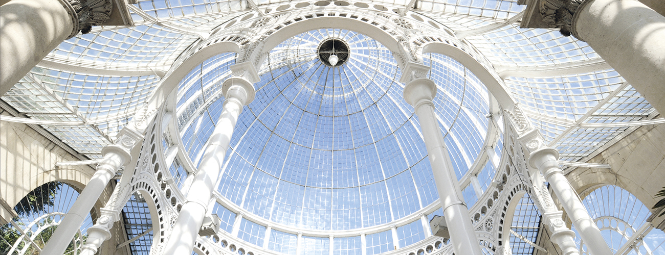 Syon Park à Londres. Datant de 1827, cette réalisation, qui comporte une coupole ovoïde de 12 mètres, est l’une des premières grandes structures de fer et de verre.