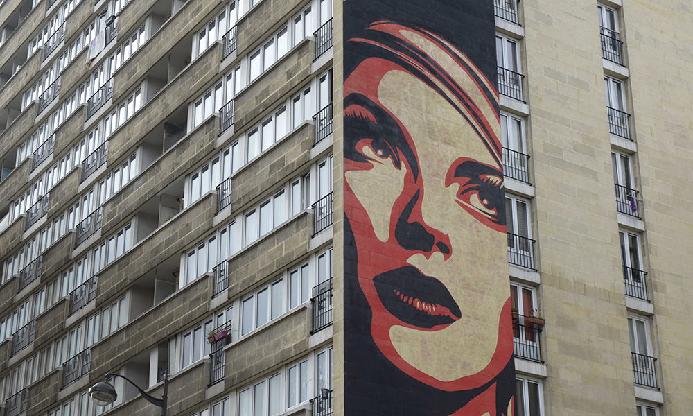 Belleville, Marais, Butte-aux-Cailles. Les artistes de rue sont toujours plus attirés par Paris. Comme Shepard Fairey (en haut), ils sont aujourd’hui très nombreux à s’exprimer sur les cimaises de la ville lumière.