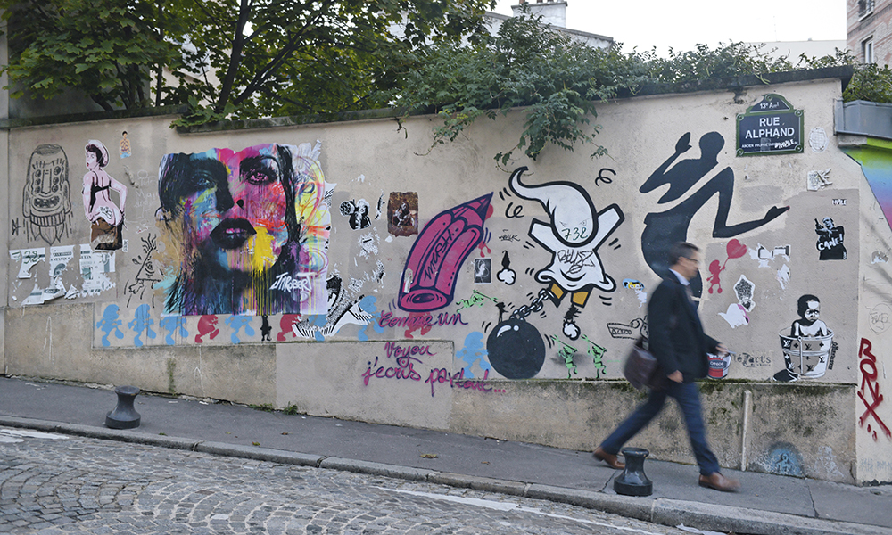 Belleville, Marais, Butte-aux-Cailles. Les artistes de rue sont toujours plus attirés par Paris. Comme Shepard Fairey (en haut), ils sont aujourd’hui très nombreux à s’exprimer sur les cimaises de la ville lumière.