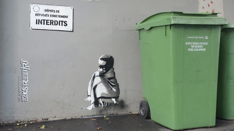 Pochoir alarmant. « ezk streetart » interpelle les passants avec des œuvres d’actualité, poignantes. La Butte-aux-Cailles à Paris est l’un de ses repaires favoris.