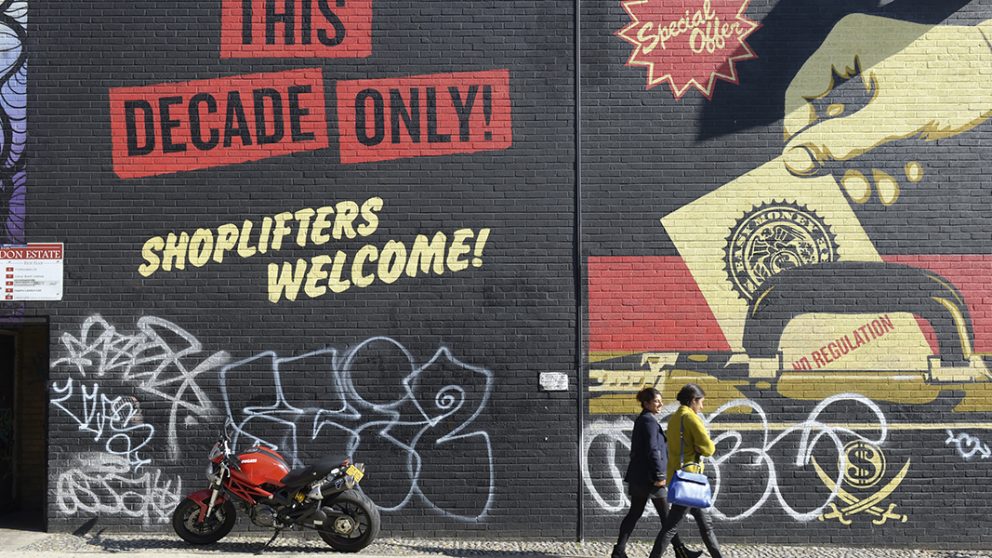 THIS DECADE ONLY. Mondialement connu, Shepard Fairey a notamment dessiné l’affiche « Hope » représentant Obama. Ses œuvres sont visibles dans les plus grandes villes comme ici à Londres (Shoreditch).