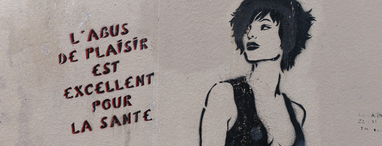 Miss.Tic au cœur de la Butte-aux-Cailles. Cette artiste plasticienne, figure du street art, incarne la femme libre et indépendante.