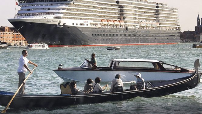 En 10 ans, le secteur de la croisière a augmenté de 68 %. En septembre 2016, les Vénitiens ont manifesté contre les « grandi navi » qui traversent la lagune et causent des dégâts sur leur passage.