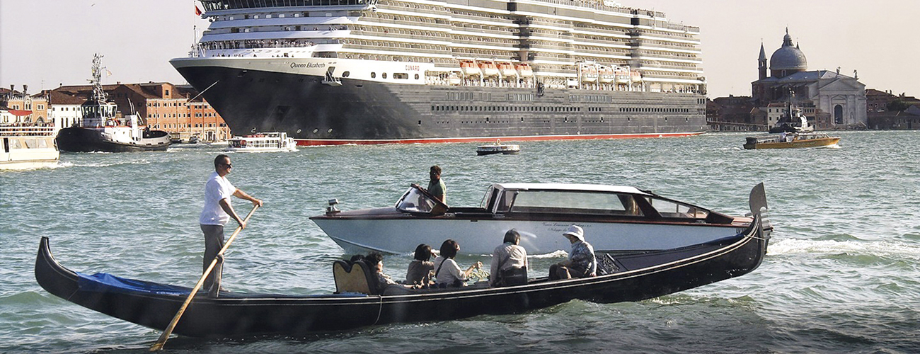 En 10 ans, le secteur de la croisière a augmenté de 68 %. En septembre 2016, les Vénitiens ont manifesté contre les « grandi navi » qui traversent la lagune et causent des dégâts sur leur passage.