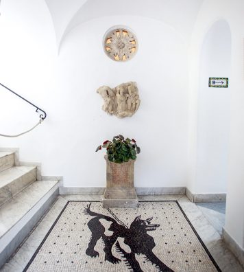 Entrée de la Villa San Michele. Une copie du « cave canem », célèbre mosaïque de Pompéi, accueille les visiteurs.