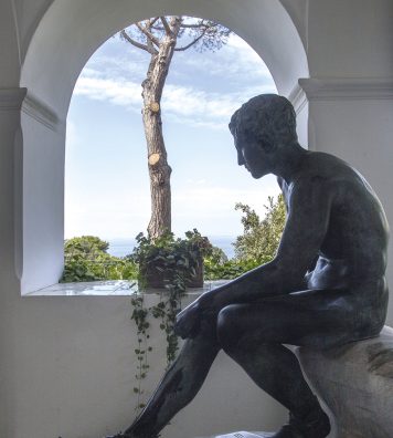 La statue d’Hermès. Le messager des dieux trône au sein de la loggia des sculptures de la Villa San Michele.