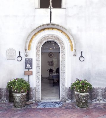 L'entrée discrète de la Villa San Michele. Elle est décorée de plusieurs objets antiques.