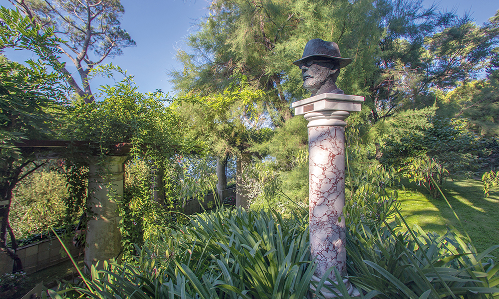 Portrait d’Axel Munthe dans les jardins de la villa, à proximité de la pergola.