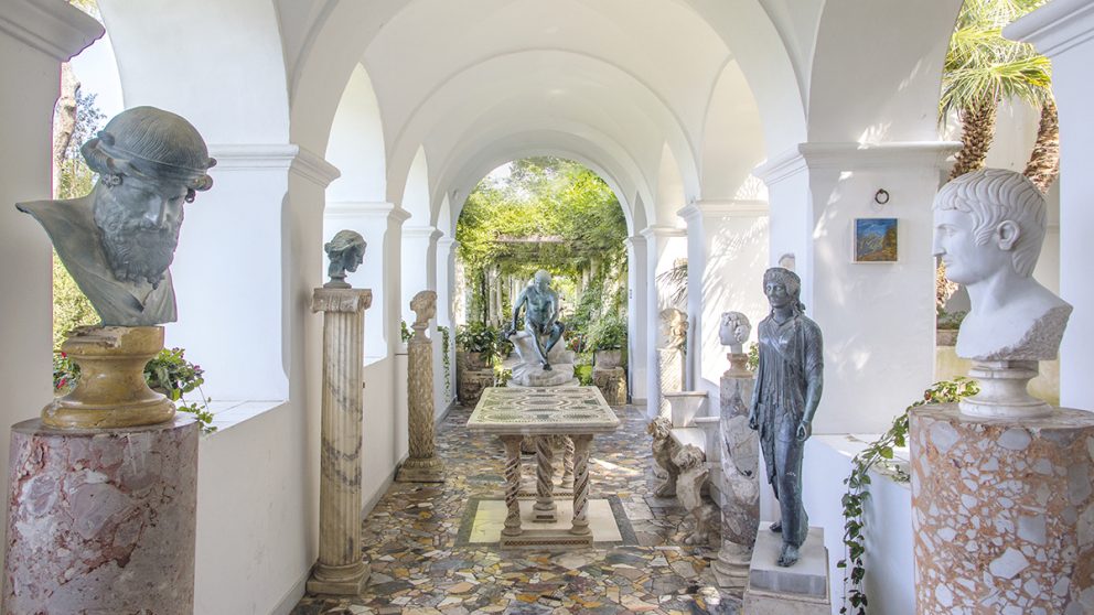 Villa San Michele, la loggia. Portraits et table de style cosmatesque sont entourés de sculptures antiques.