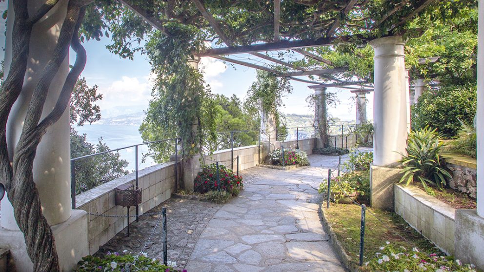 La pergola. Dotée de 37 colonnes et donnant sur la baie de Naples, elle est agrémentée d’impatiens et de plantes grimpantes comme la glycine.