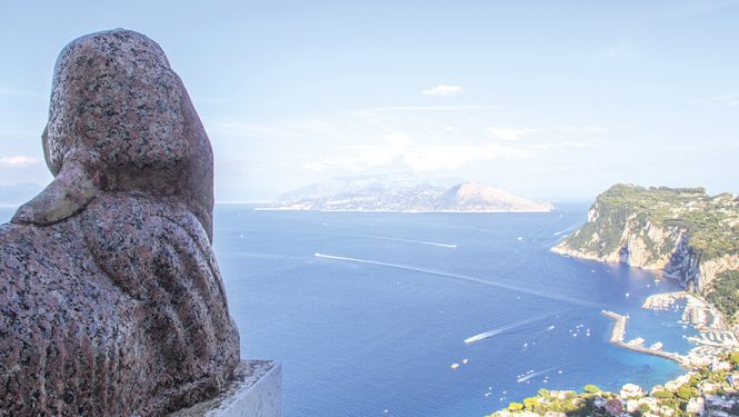 Ce sphinx égyptien, datant de plus de 3 000 ans, regarde le panorama de la baie de Naples. D’après la légende, caresser ses flancs de la main droite porterait bonheur.