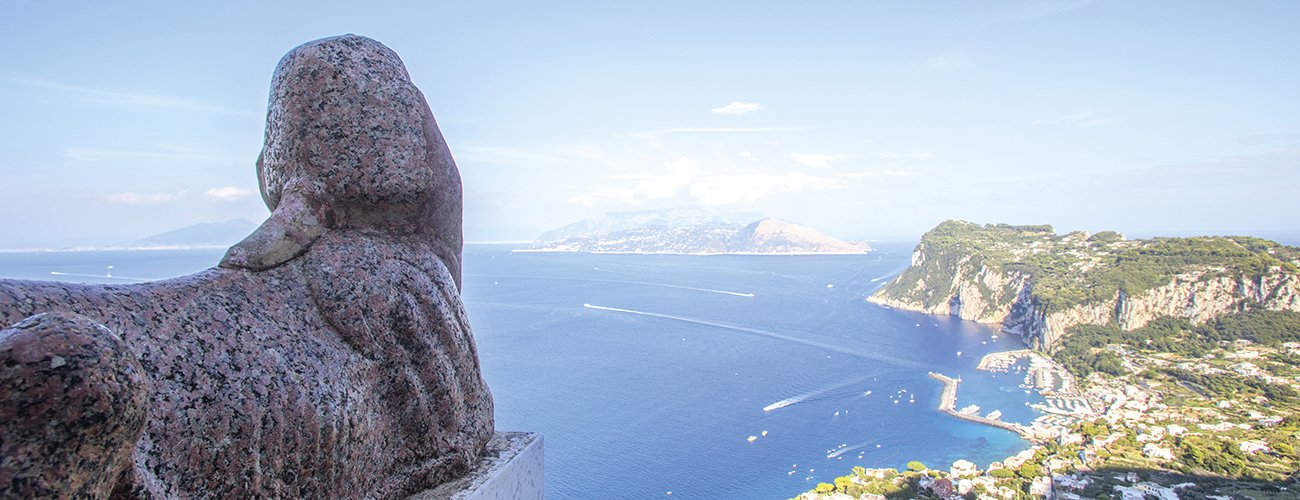 Ce sphinx égyptien, datant de plus de 3 000 ans, regarde le panorama de la baie de Naples. D’après la légende, caresser ses flancs de la main droite porterait bonheur.