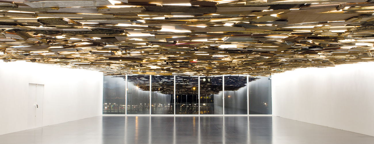 Vue de l’exposition de Tadashi Kawamata, Under the Water, Galerie Kamel Mennour, Paris, 2011.