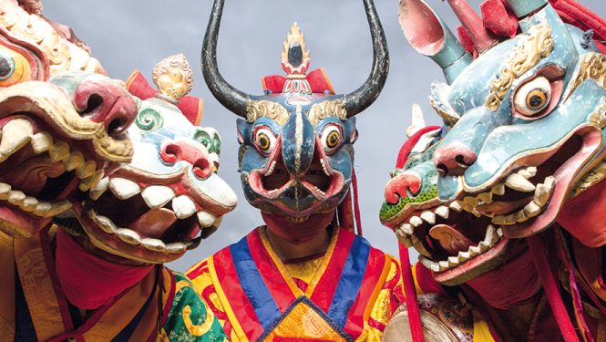 Les danses traditionnelles en costumes colorés avec de magnifiques masques sont très populaires au Bhoutan.