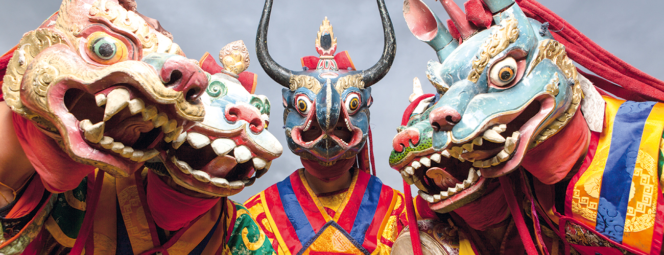 Les danses traditionnelles en costumes colorés avec de magnifiques masques sont très populaires au Bhoutan.