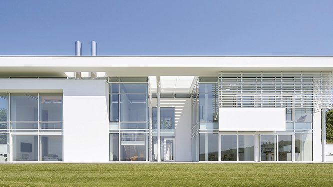 La villa futuriste que l’acteur Rowan Atkinson a commandée à Richard Meier dans la campagne anglaise. © Hufton + Crow