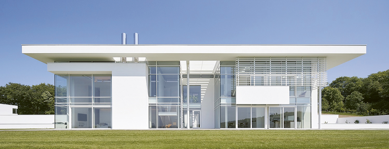 La villa futuriste que l’acteur Rowan Atkinson a commandée à Richard Meier dans la campagne anglaise. © Hufton + Crow