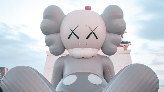 Un personnage de KAWS. L’artiste urbain star qui reprend les grandes figures de la pop culture est très apprécié en Asie.