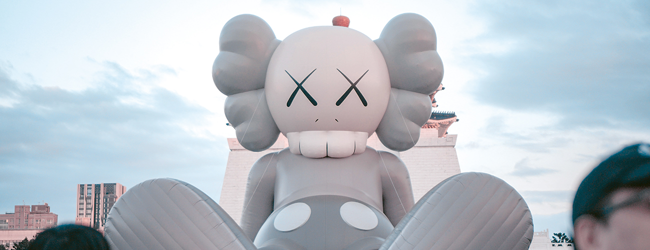 Un personnage de KAWS. L’artiste urbain star qui reprend les grandes figures de la pop culture est très apprécié en Asie.