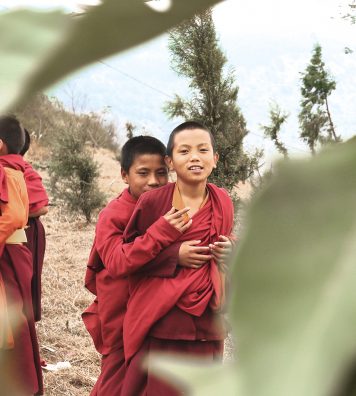 De jeunes moines profitent d’une pause. Ils vivent dans le temple de Drukpa Kinley à Punakha.