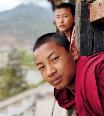 De jeunes moines profitent d’une pause. Ils vivent dans le temple de Drukpa Kinley à Punakha.