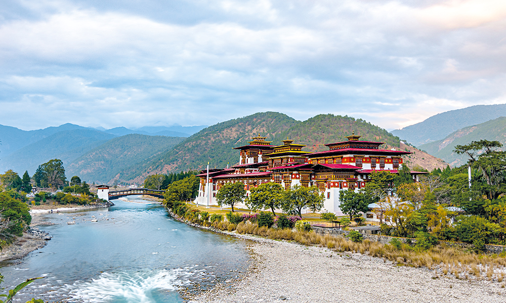 Le fort Dhe Zhabdung Namgyal est le deuxième plus ancien du royaume. Il a été construit à la confluence de deux rivières, l’une considérée comme femelle, l’autre mâle.