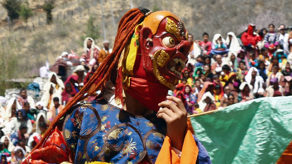 Les danses traditionnelles en costumes colorés avec de magnifiques masques sont très populaires au Bhoutan.