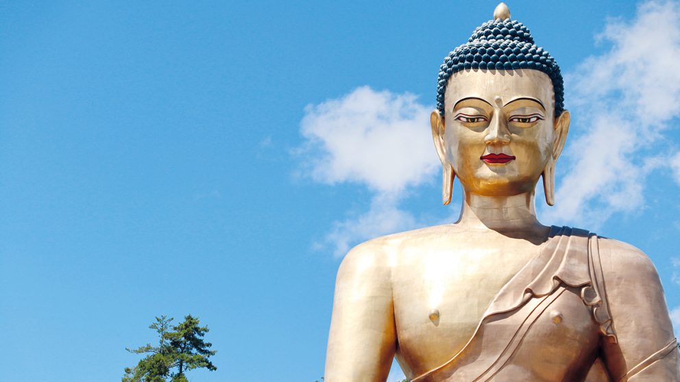 La statue géante de Bouddha recouverte d’or, au « Buddha Point » de Thimphu au Bhoutan. Cette statue de bronze et d’or mesure 51 mètres de hauteur et est l’une des plus grandes du monde.