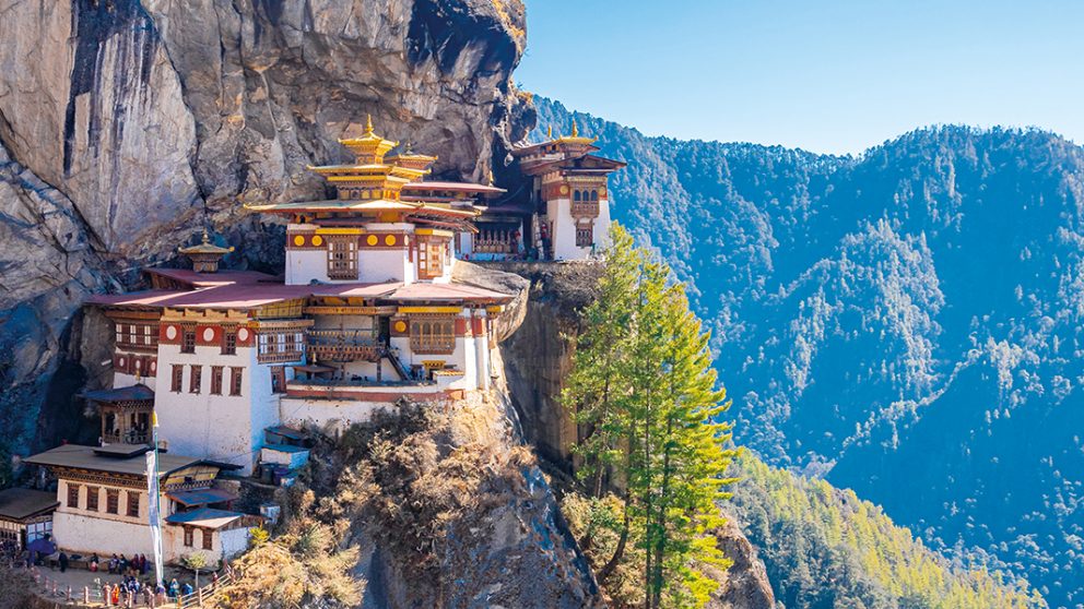 Accroché à la falaise, le spectaculaire monastère Taktsang – le « Nid du Tigre » – est l'un des plus visités du pays.