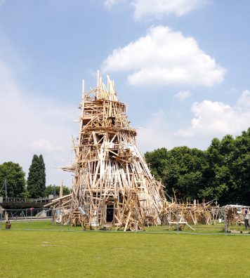 Collective Folie dans le parc de la Villette, Paris, 2013. L’installation de l’artiste fait écho aux Folies imaginées par l’architecte suisse Bernard Tschumi au même endroit.