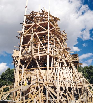 Collective Folie dans le parc de la Villette, Paris, 2013. L’installation de l’artiste fait écho aux Folies imaginées par l’architecte suisse Bernard Tschumi au même endroit.