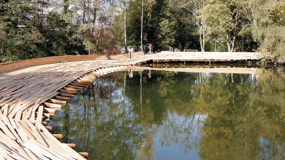 Vue de l’installation pérenne à Uster en Suisse en 2010. Une discrète promenade de bois qui épouse le paysage naturel.