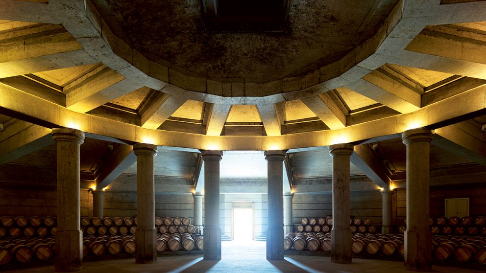 Trente-trois ans après sa construction par Ricardo Bofill, le chai de Château Lafite-Rothschild reste spectaculaire.