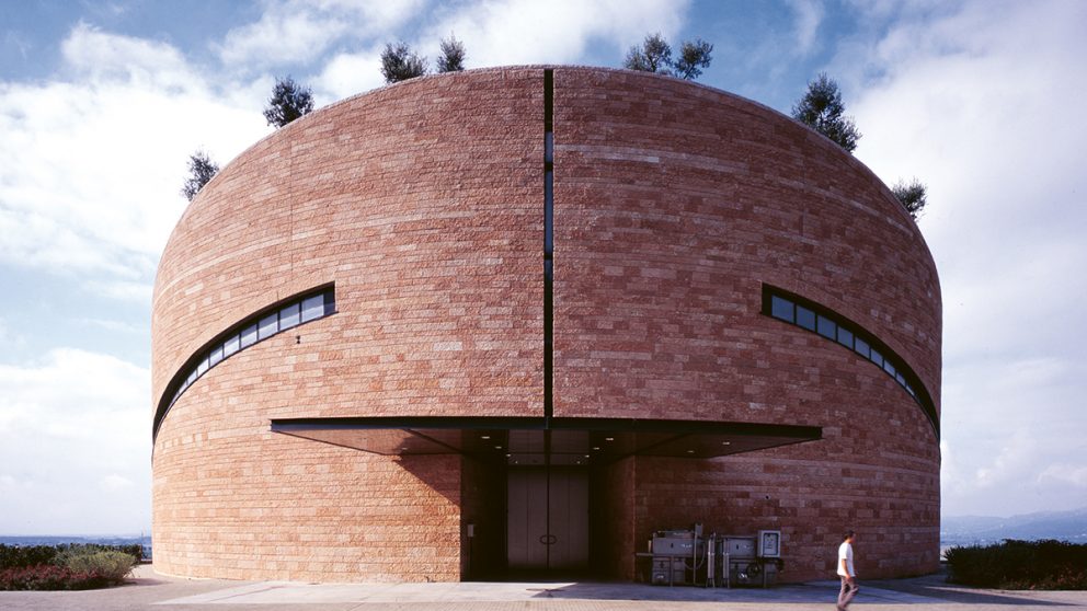 La Cantina Petra, construite par Mario Botta, évoque une fleur posée au milieu des collines toscanes.