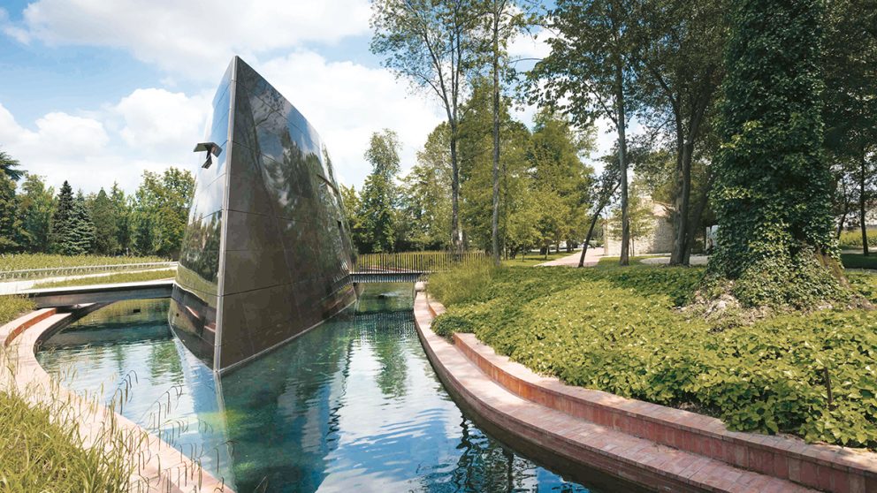 Conçu par le designer Philippe Starck, le nouveau chai du Château les Carmes Haut-Brion figure l’étrave d’un bateau.