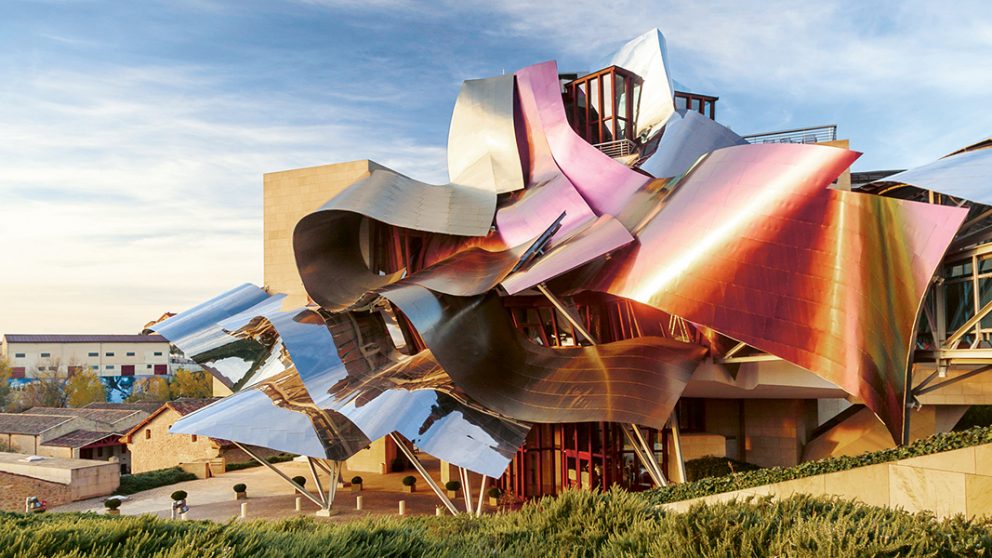 Construit en 2007 pour le Marques de Riscal, l’hôtel de Frank Gehry est le joyau de la nouvelle Cité du vin d’Elciego.