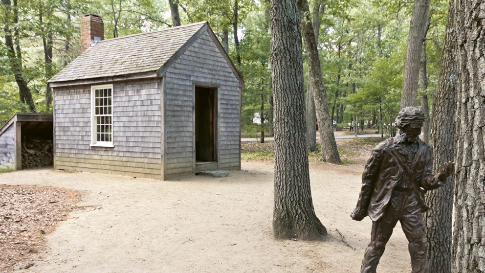 La cabane dans laquelle le philosophe et naturaliste américain Henry David Thoreau se confina volontairement pendant deux ans, entre 1845 et 1847, au bord de l’étang de Walden dans le Massachusetts.