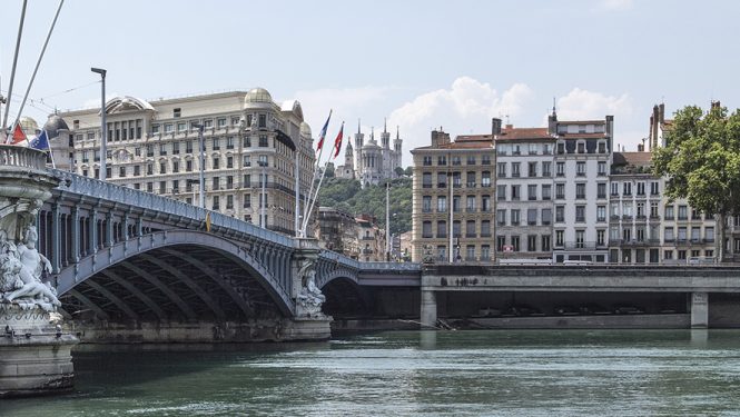 Le pont Lafayette et la rive droite du Rhône avec Notre-Dame de Fourvière en arrière-plan et les façades du Vieux Lyon. Comme celle de la Saône, les deux rives droites sont restées dans leur configuration d’origine.