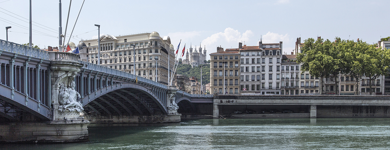 Le pont Lafayette et la rive droite du Rhône avec Notre-Dame de Fourvière en arrière-plan et les façades du Vieux Lyon. Comme celle de la Saône, les deux rives droites sont restées dans leur configuration d’origine.