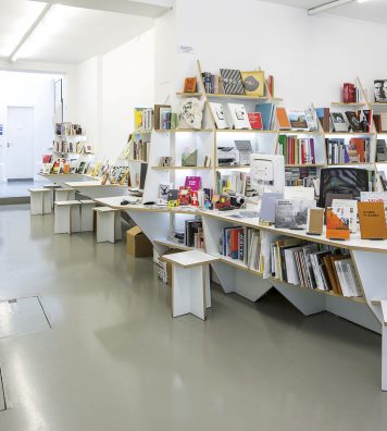 La librairie du CCS. Rue des Francs-Bourgeois. L’intérieur a été dessiné par le bureau d’architectes Jakob + MacFarlane.