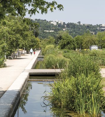 Au bord du Rhône. Les 80 hectares du parc de Gerland ont été aménagés sur d’anciens terrains industriels par Michel Corajoud en 2006.