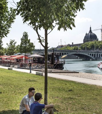 Sur les berges du Rhône. Des parkings transformés en jardins, des quais en promenades, des péniches en bars.