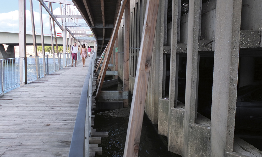 Promenade suspendue sur les rives de la Saône.