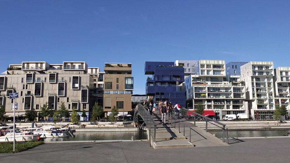 Le nouveau quartier de Confluence. Une succession de gestes architecturaux abrite logements, bureaux et commerces.